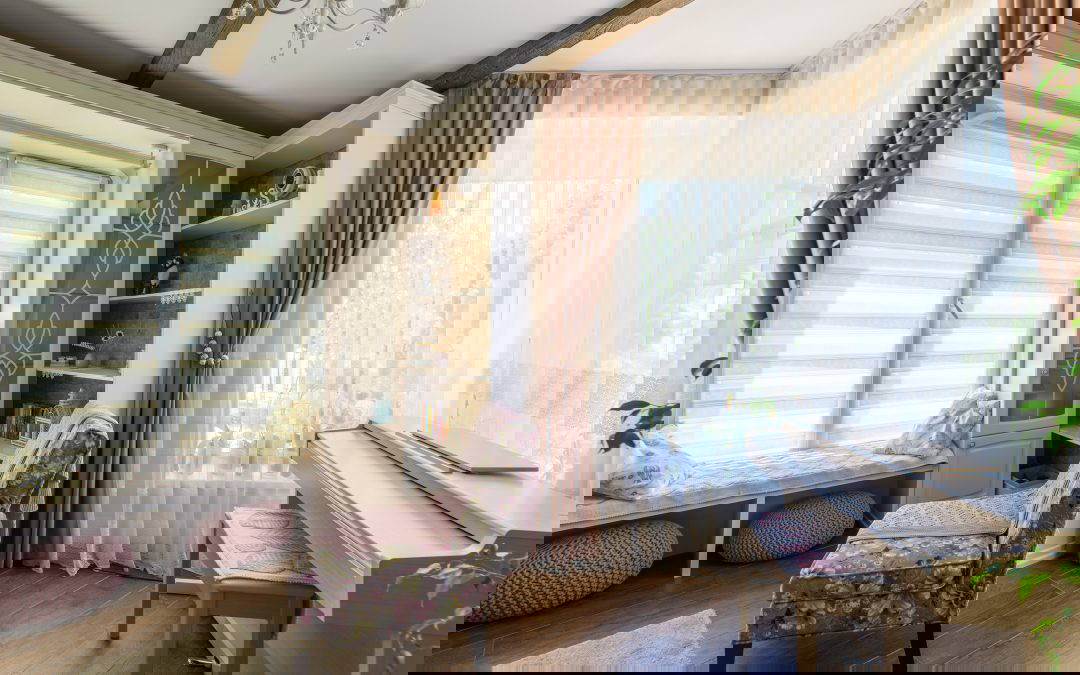 Fitting Bespoke Curtains